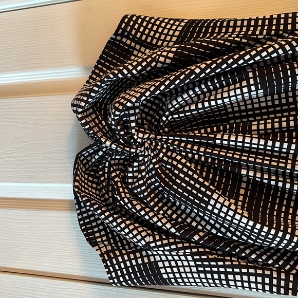 Ladies black and white cap sleeve blouse. - Picture 4 of 7